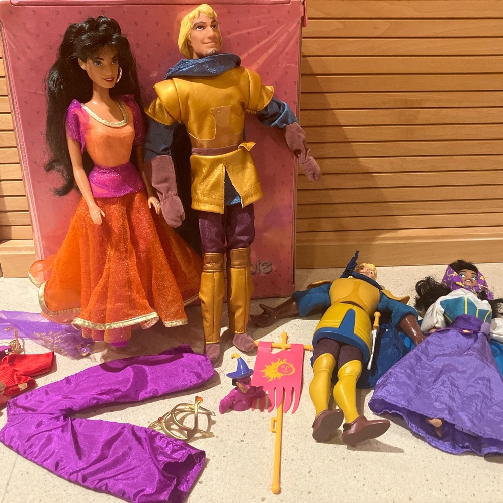 DISNEY THE HUNCHBACK OF NOTRE DAME Esmeralda/Phoebus Barbie and BK Dolls and Acc